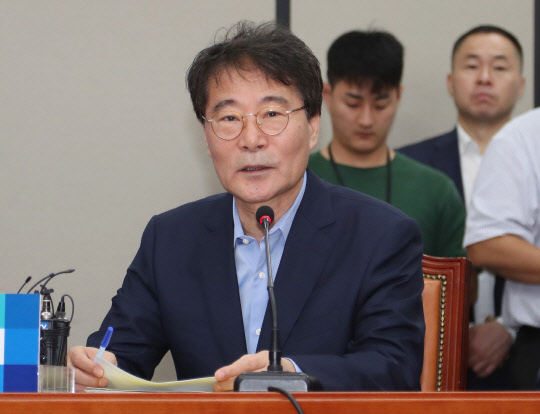 고위당정협의에서 발언하는 장하성 정책실장  장하성 청와대 정책실장이 30일 오전 국회에서 열린 고위당정협의에서 발언하고 있다. 2018.8.30